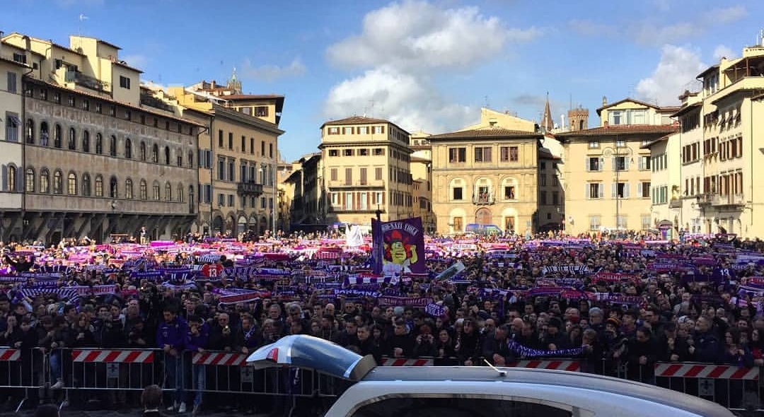 Sciarpata viola all’arrivo di Davide Astori: così Firenze saluta il suo capitano