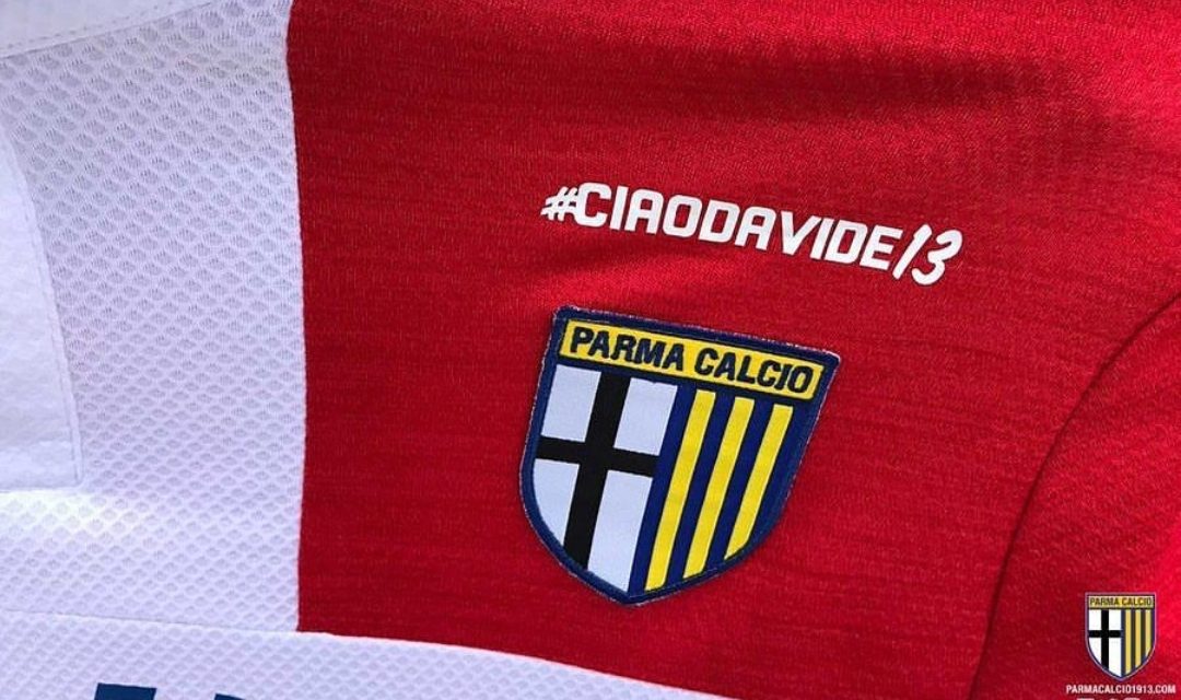 Il Parma omaggia Astori, sulla maglia, sopra lo scudetto, il suo ricordo