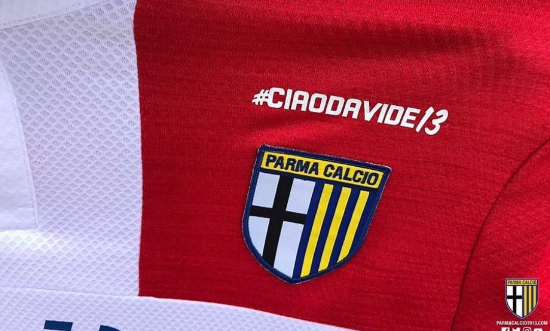 Il Parma omaggia Astori, sulla maglia, sopra lo scudetto, il suo ricordo