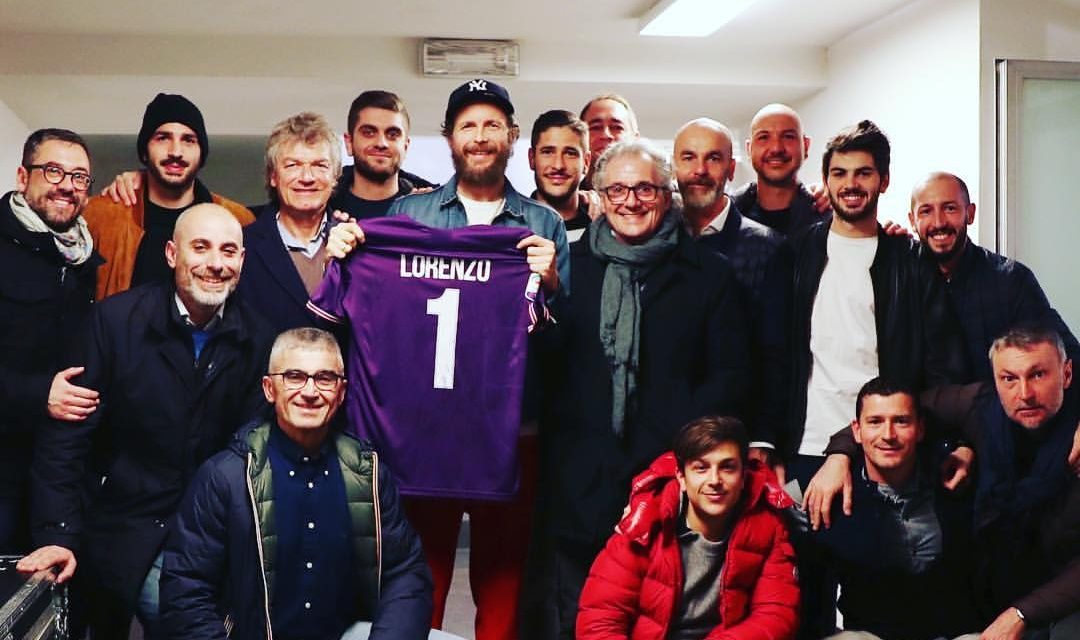 FOTO, Antognoni, Pioli, Saponara e Falcinelli regalano la maglia della Fiorentina a Jovanotti