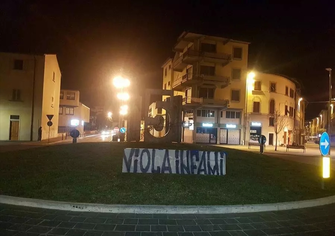 Striscione contro i tifosi della Fiorentina a Empoli: “Viola Infami”