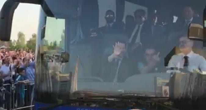 (FOTO): Sarri mostra il dito medio ai tifosi della Juventus. Polemica sui social
