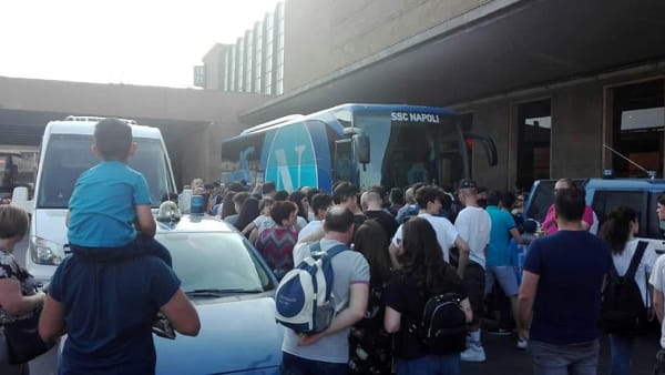 Entusiasmo Napoli a Firenze! Mille tifosi alla stazione Firenze Santa Maria Novella per gli uomini di Sarri