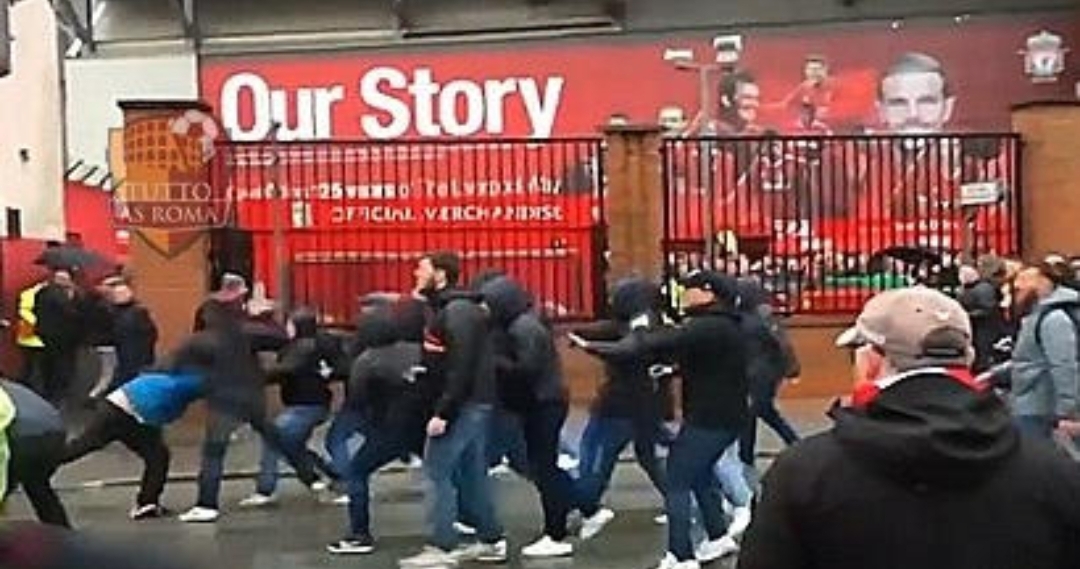 VIDEO, Grave tifoso Liverpool, due romanisti accusati di tentato omicidio. Ecco il video dello scontro fatale