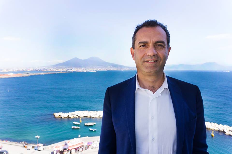Sindaco Napoli choc su Facebook: “Furti di Stato o di calcio. Palazzi dei poteri corrotti”