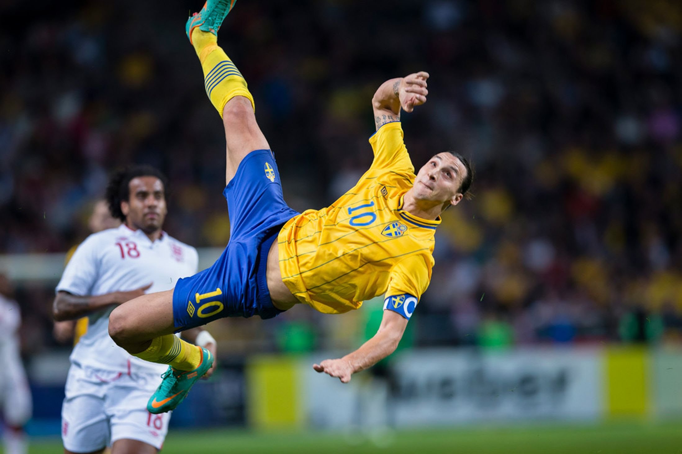Ibrahimovic la tocca piano: “CR7 bravo, ma provi a farlo da 40 metri..”