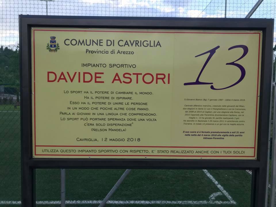 (FOTO) Cavriglia (AR), intitolato campo di Calcio a 5 a Davide Astori. Una frase di N.Mandela sulla targa