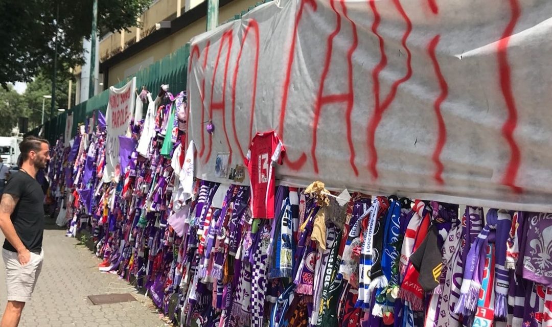 Gonzalo si ferma davanti al muro in onore di Astori fuori lo stadio Franchi. Con un regalo…