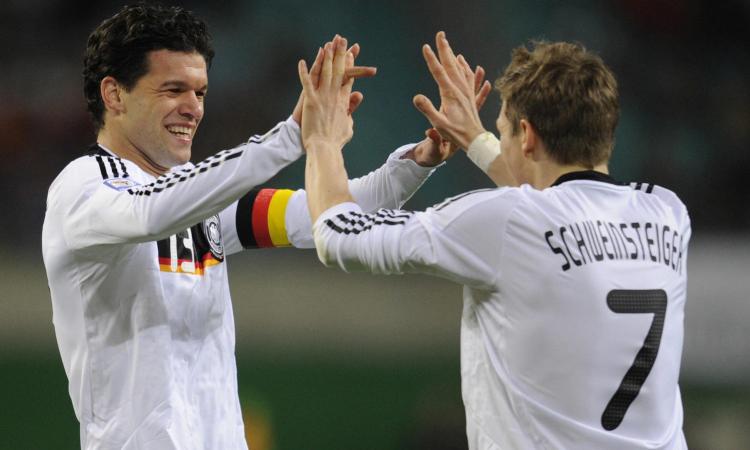 Non solo Schweinsteiger. Dopo il “Pray to Italy”, anche Ballack preso di mira sui social