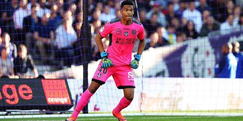 Lafont, anche il Barcellona sul francese. Intanto si pensa al secondo portiere..