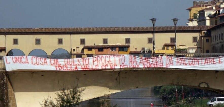 (FOTO) Striscione della Curva Fiesole su Ponte alla Grazie: “I Della Valle se ne devono andare”