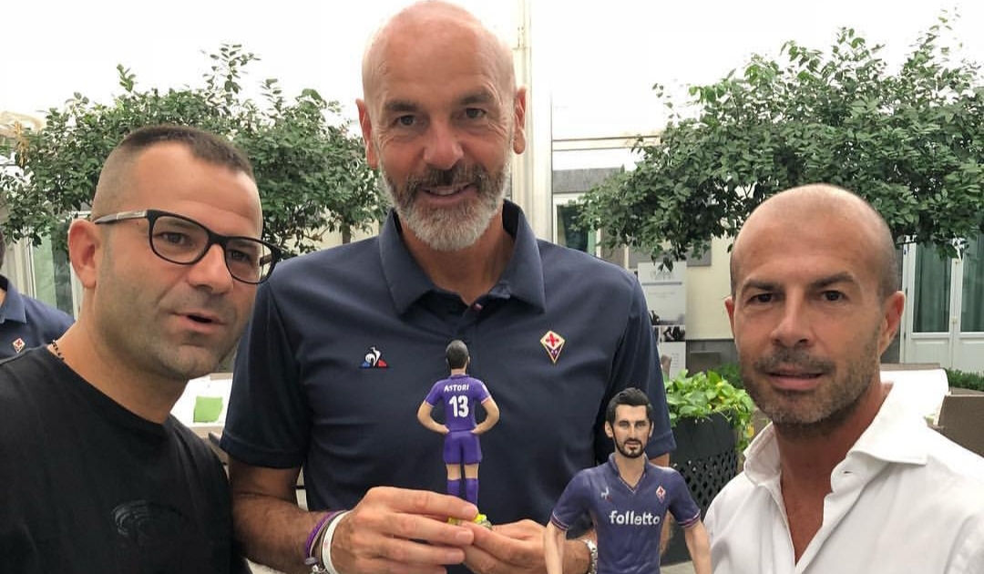 (FOTO) Un artigiano napoletano regala a tutta la Fiorentina una statuetta di Astori nel ritiro viola