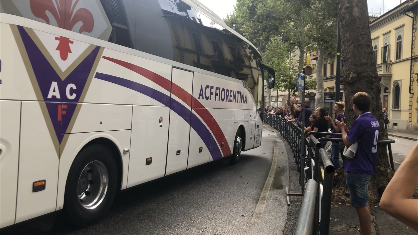 (VIDEO), l’arrivo del pullman viola allo stadio con la “scorta sonora” dei tifosi in motorino