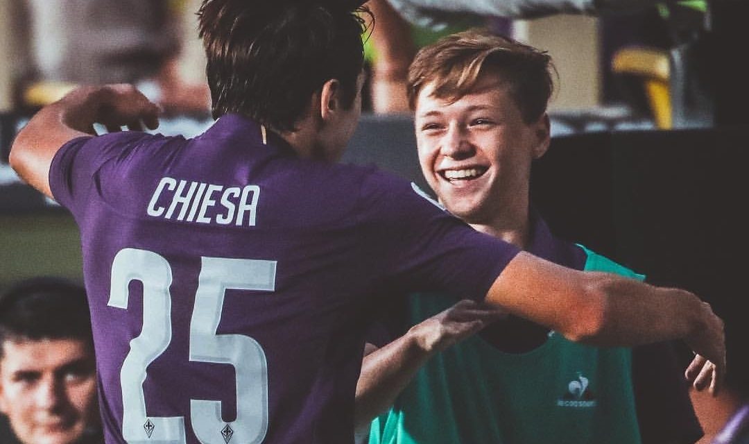 VIDEO, L’abbraccio tra Chiesa e suo fratello piccolo dopo il gol, una meravigliosa scena d’amore viola