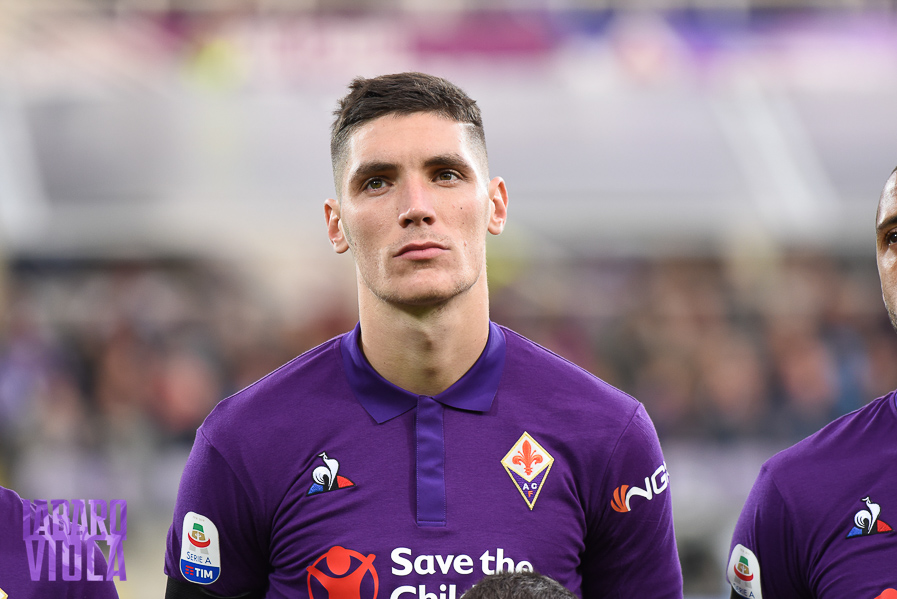 Milenkovic al Fiorentina Store: “Domenica scontro diretto importantissimo”. Le sue condizioni dopo il Cagliari