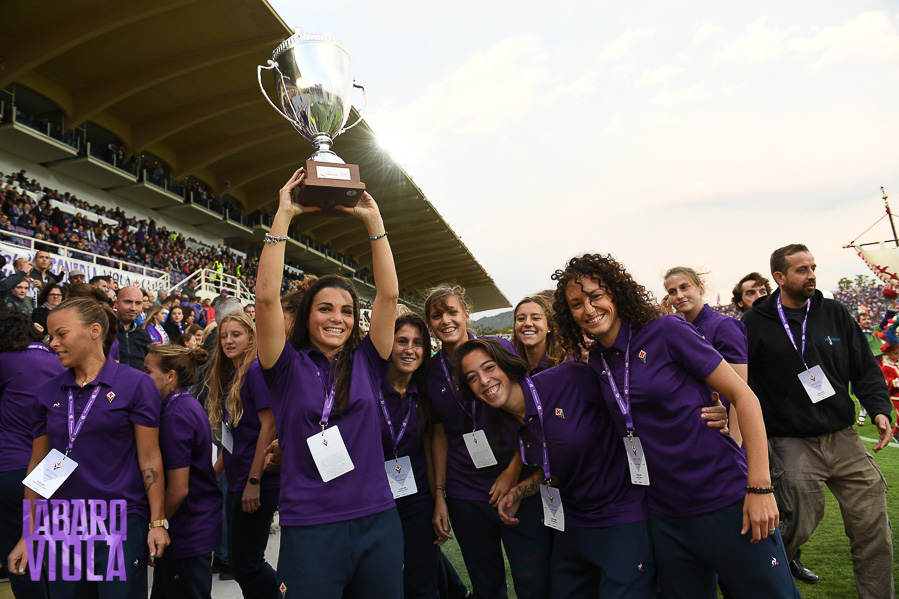 Svolta storica per le ragazze del calcio, il governo le ha rese professioniste, come gli uomini. Ecco la manovra di legge