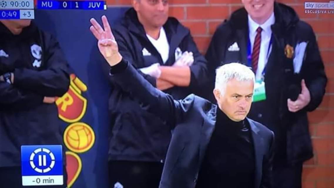 I cori juventini a Mourinho: “Pezzo di m…” e “figlio di p…” lui risponde mostrando il tre con le mani