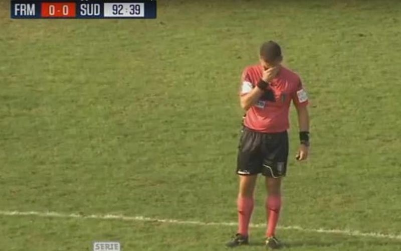 Arbitro fiorentino scoppia a piangere a fine partita per la scomparsa del padre
