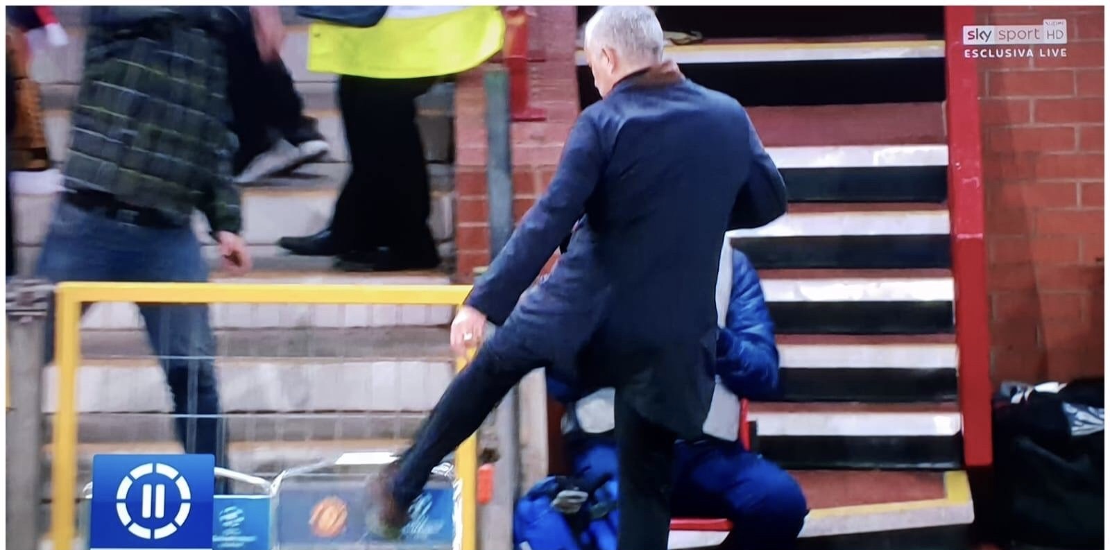 (VIDEO): il Manchester United vince al 91’ e Mourinho si sfoga contro le borracce in modo violento