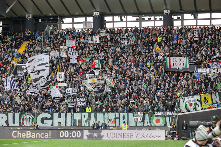 Scritte Scirea-Heysel, il “font” utilizzato è tipico della curva bianconera. Le telecamere..