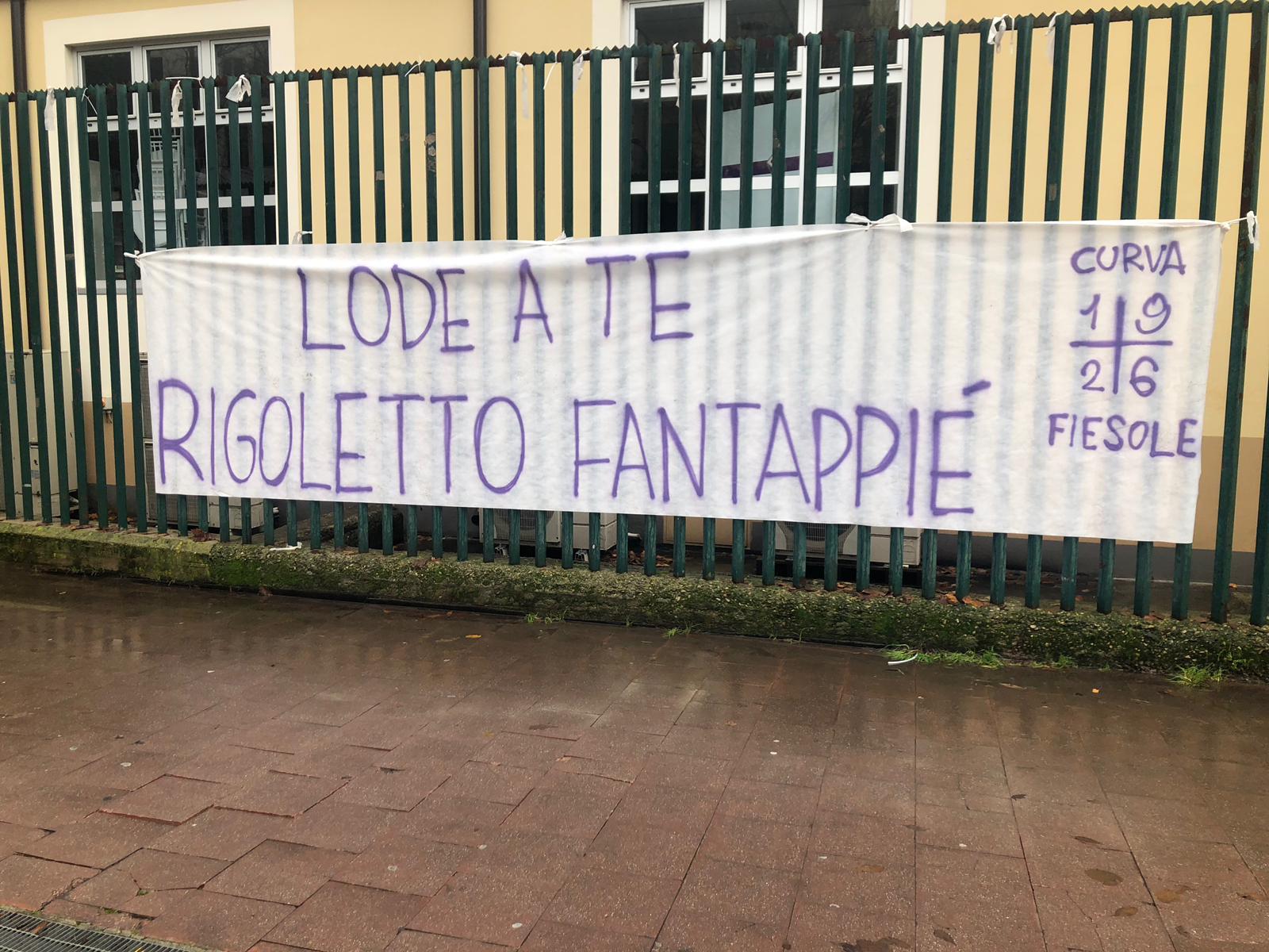 [FOTO] Striscione fuori dal Franchi in onore di Rigoletto Fantappiè. Questa mattina il funerale..