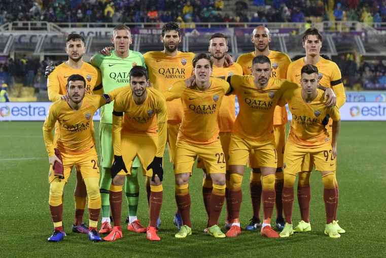 Qui Roma, clima teso e surreale, qualche calcio e il lancio di un bastone a Trigoria…