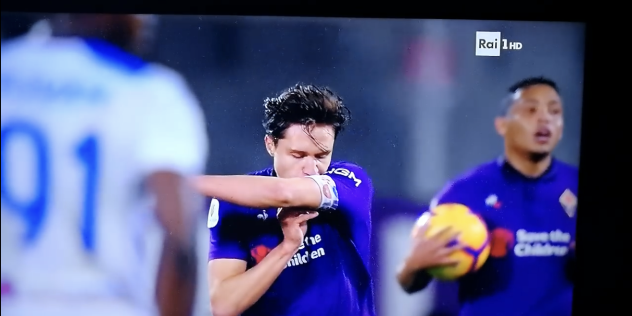 (FOTO), Chiesa bacia la fascia da capitano dopo il gol contro l’Atalanta