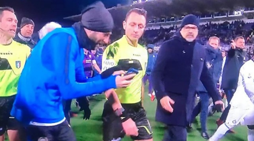 (FOTO): Gagliardini mostra con lo smartphone un fermo immagine ad Abisso
