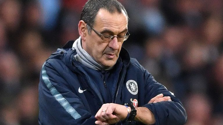 Sarri flop, i risultati inchiodano il suo Chelsea. A fine anno torna in Italia? In Inghilterra…