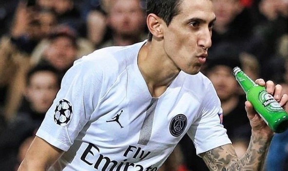 Li provoca, i tifosi lo insultano e gli tirano una bottiglia di birra, Di Maria la prende e finge di bere