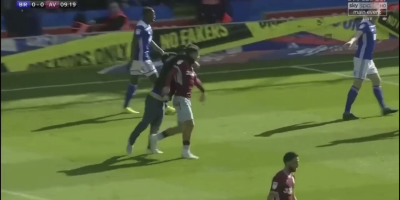 (VIDEO): follia a Birmingham, un tifoso entra in campo e tira un pugno ad un giocatore