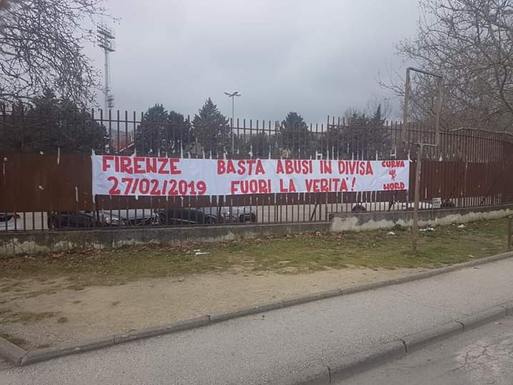 Striscione davanti la Curva Nord del Perugia, sugli scontri al Varlungo: “Basta abusi..”(FOTO)