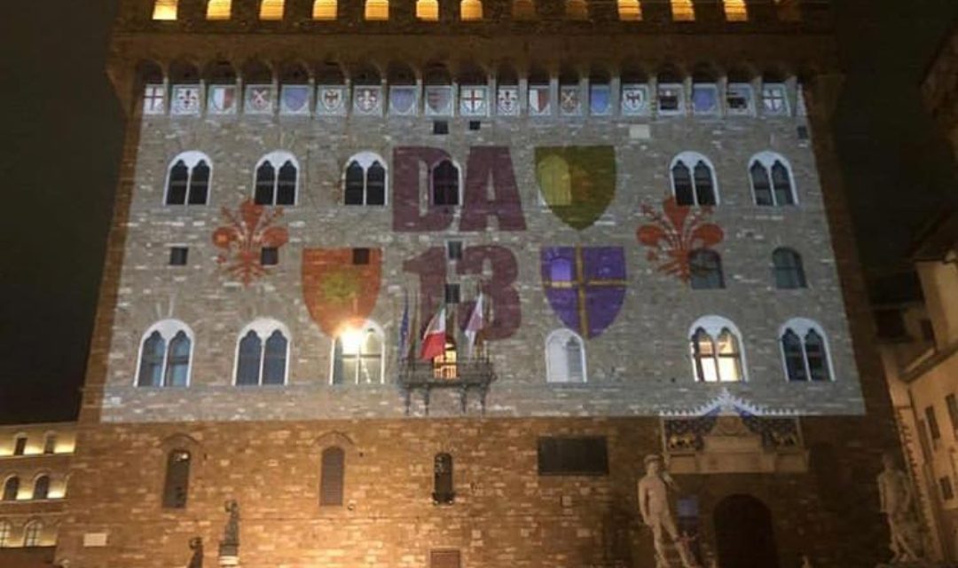 DA13 proiettato su Palazzo Vecchio. Spettacolo per Astori in piazza della Signoria a Firenze