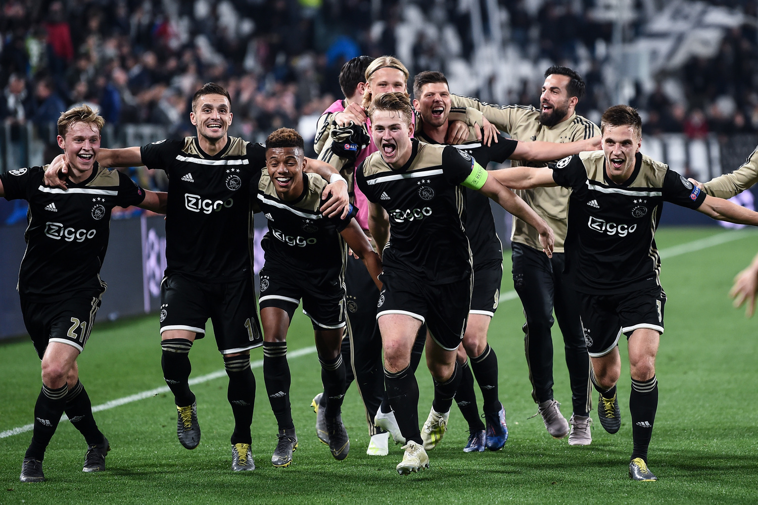 Modello Ajax? Loro fatturano 50 milioni e hanno un monte ingaggi di 26 milioni. La Fiorentina invece…