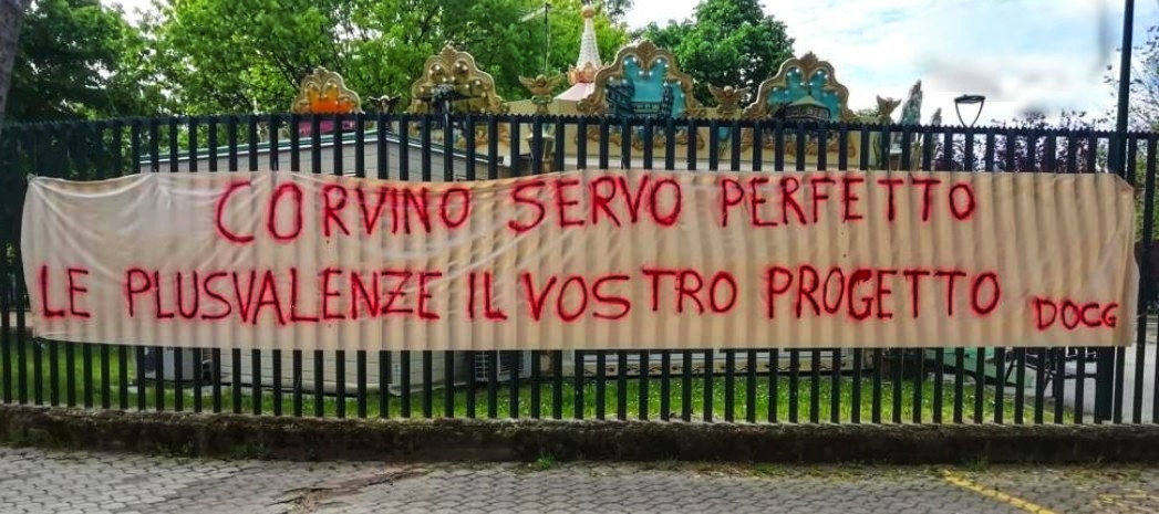 “Corvino servo perfetto, le plusvalenze il vostro progetto” striscione contro il direttore generale viola