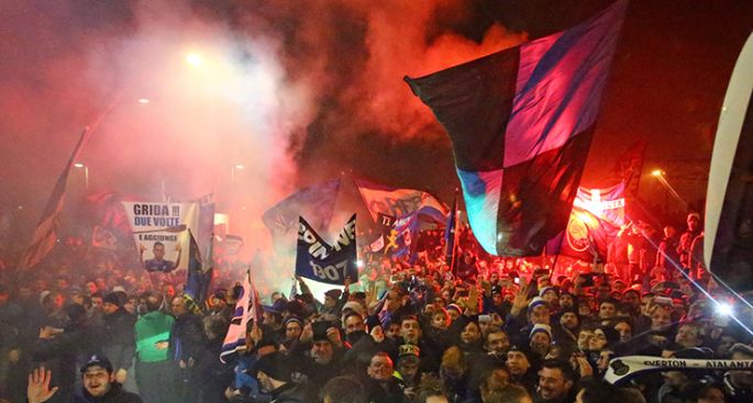 Atalanta, festa in aeroporto dopo la vittoria sul Napoli. Grande entusiasmo per i prossimi avversari viola