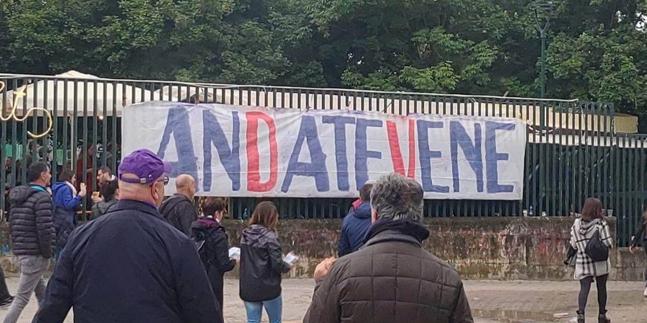 Fuori lo stadio Franchi lo striscione dei tifosi viola contro i Della Valle: “AnDateVene”