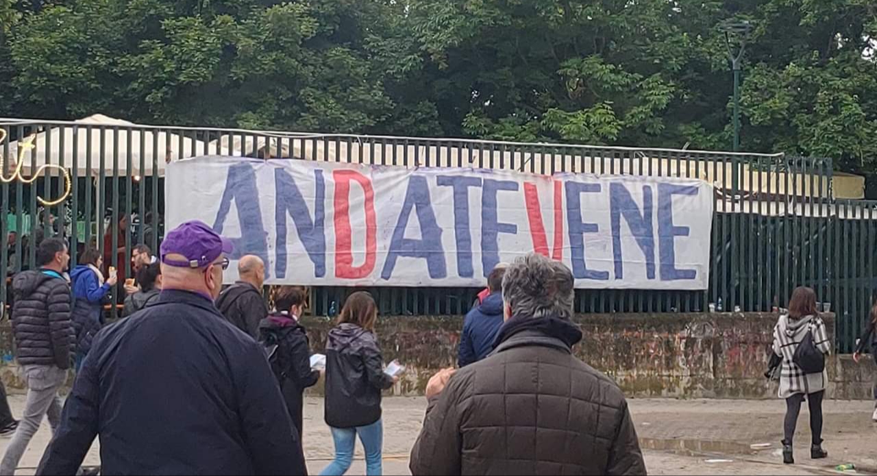 Fuori lo stadio Franchi lo striscione dei tifosi viola contro i Della Valle: “AnDateVene”