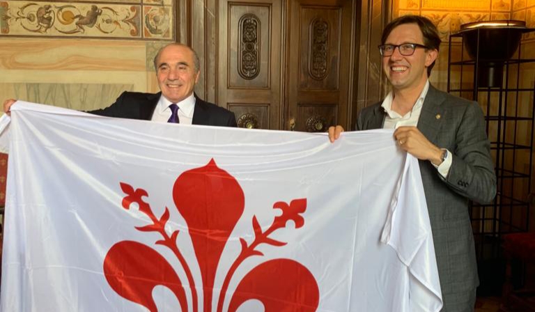 Nardella e Commisso insieme a Palazzo Vecchio: “Grazie Rocco per l’entusiasmo per Firenze e la Fiorentina”