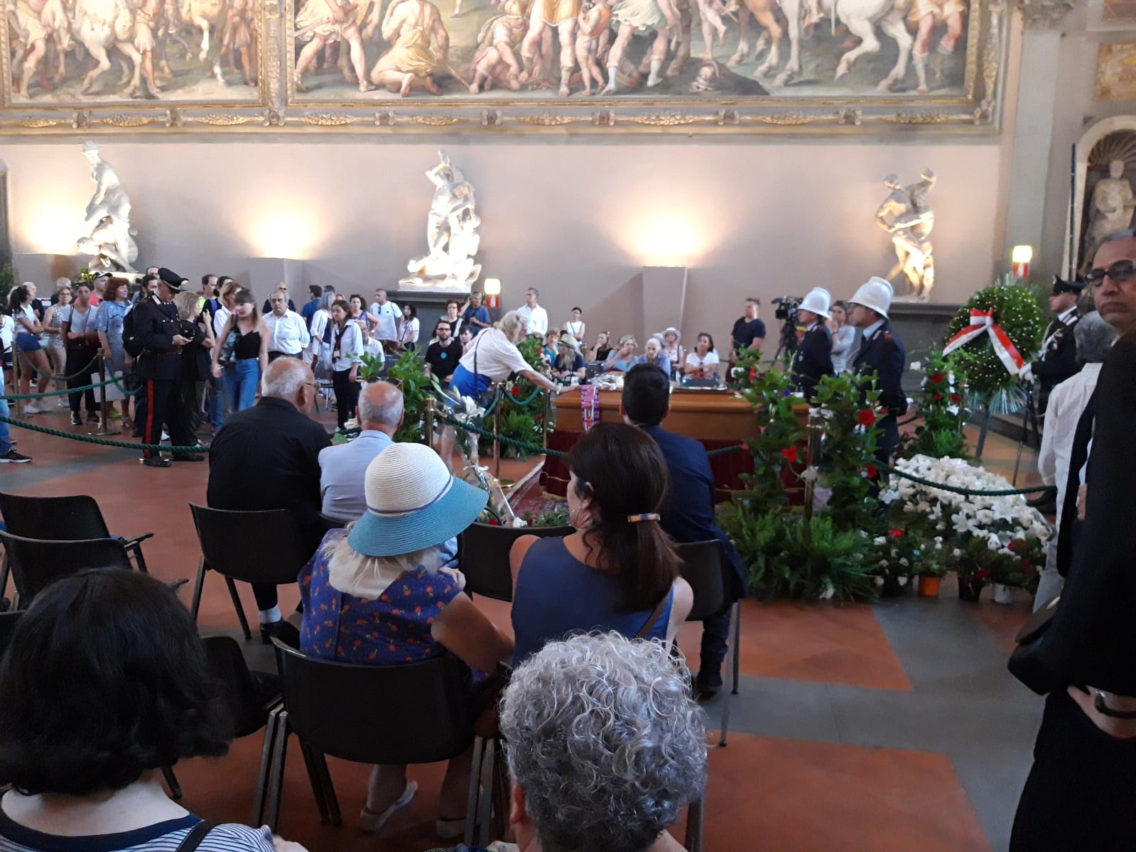 (FOTO): tutta Firenze per Zeffirelli al salone dei Cinquecento. Camera ardente aperta fino alle 23.00