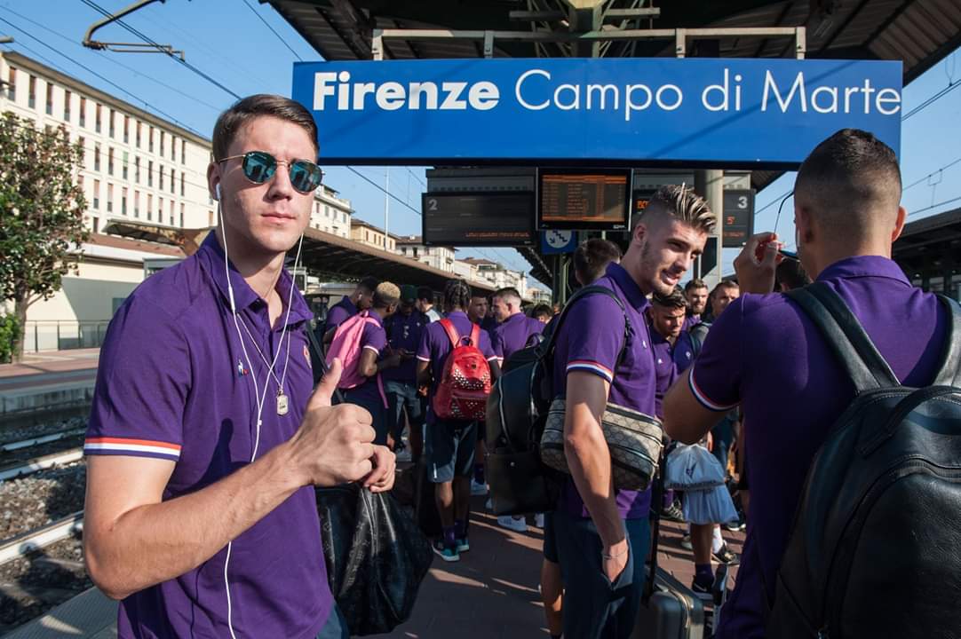 La Fiorentina parte da Firenze alla volta di Trento, poi raggiungerà Moena in pullman. Ecco le foto