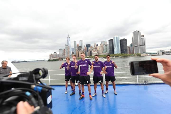 (FOTO) Ecco presentata la nuova maglia viola. C’è anche Chiesa tra i modelli scelti..