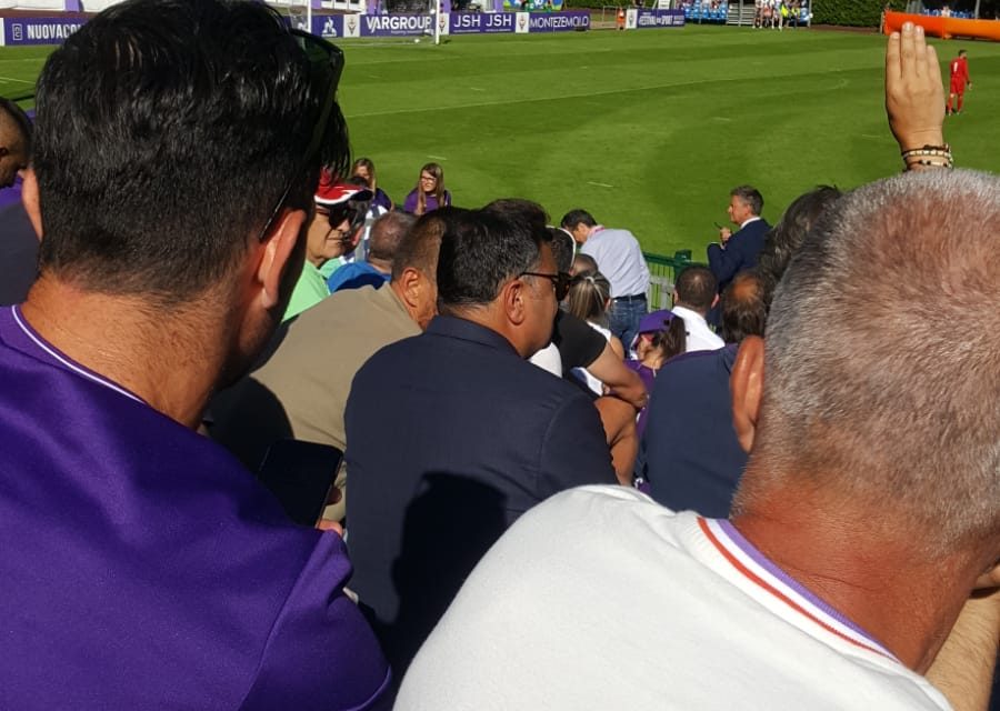 Moena, Barone assiste alla prima partita amichevole della viola insieme ai tifosi allo stadio Benatti