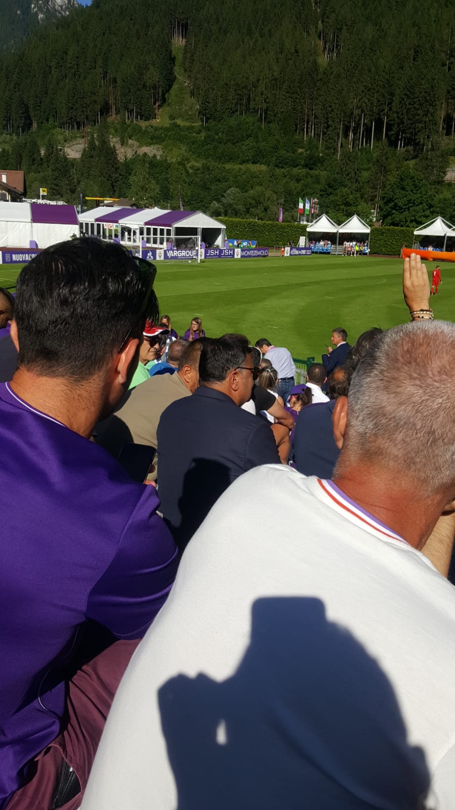 Moena, Barone assiste alla prima partita amichevole della viola insieme ai tifosi allo stadio Benatti
