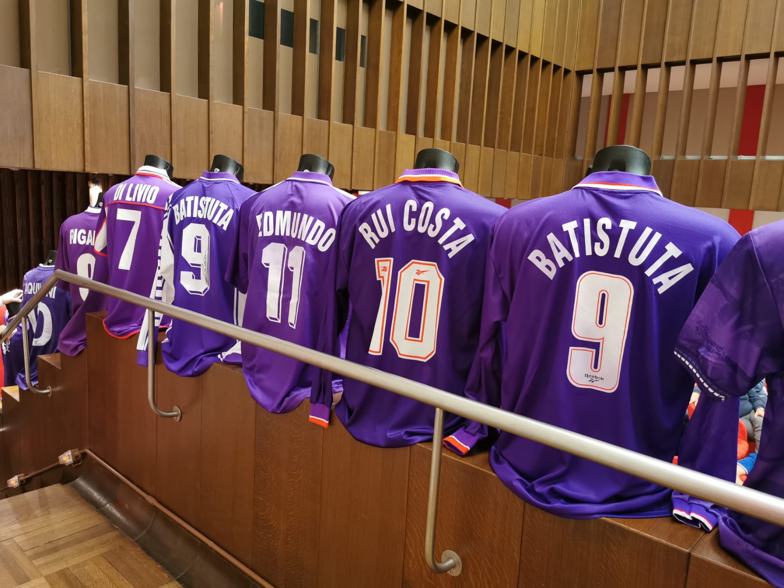 I 90 anni della maglia viola. Il Museo Fiorentina e “La Nazione” premiano la maglia più bella. Vince la stagione ’56-’57, con lo scudetto sul cuore