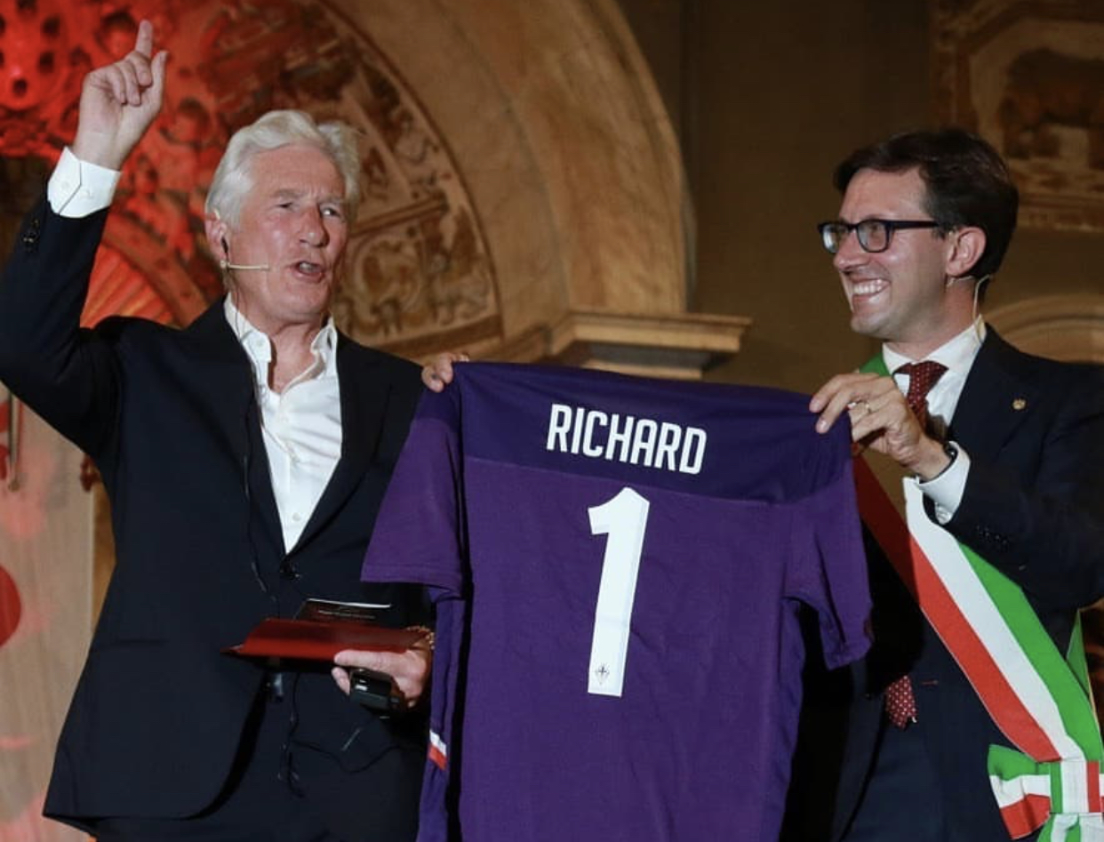Nardella ha regalato a Richard Gere una maglia della Fiorentina