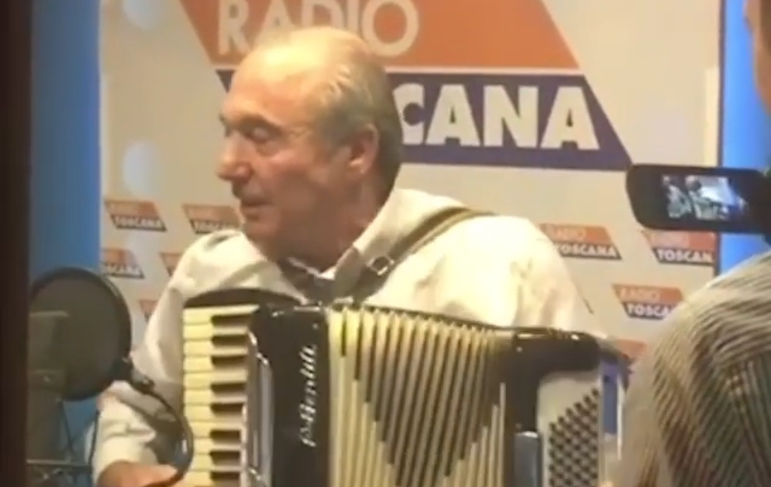 VIDEO, Commisso suona con la fisarmonica l’inno della Fiorentina. È spettacolo in radio