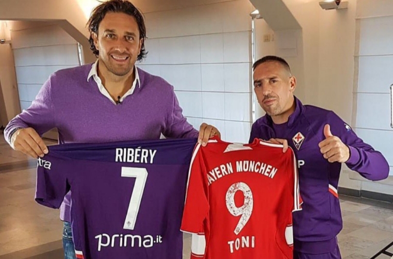 Luca Toni e Franck Ribery si scambiano la maglia al Franchi: “Che bello rivederti fratello”