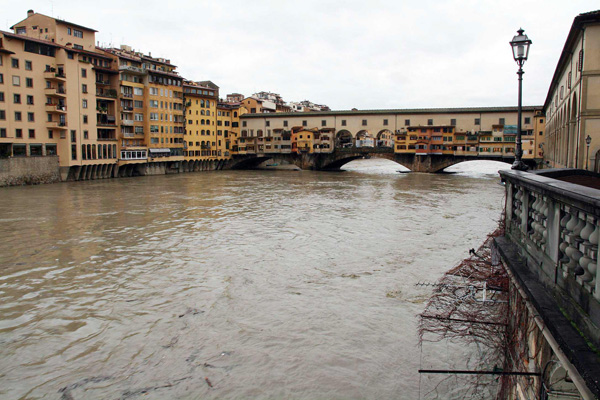 Firenze in allarme per l’Arno, mai cosi alto da 20 anni. Situazione sotto controllo, gli aggiornamenti