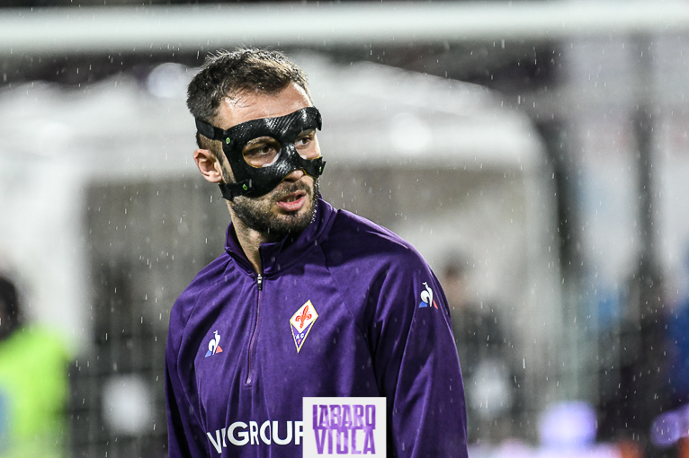 Pezzella, il capitano coraggioso che guida la difesa della Fiorentina. Obiettivo? Uscire dalla crisi